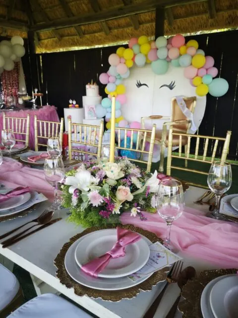 Pink and gold party table with floral arrangements