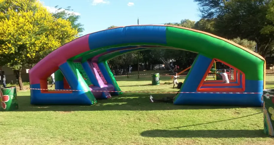 Balloon Wars inflatable activity